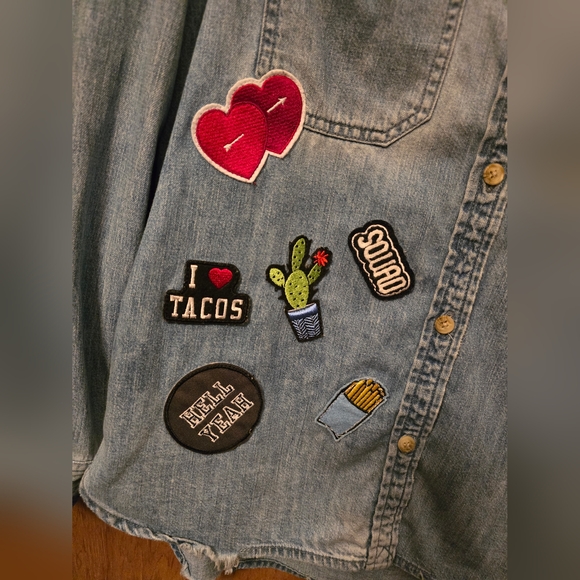 American Eagle Womens XS Denim Over Sized Fit Long Sleeve Button Up Patch Shirt - Picture 5 of 6